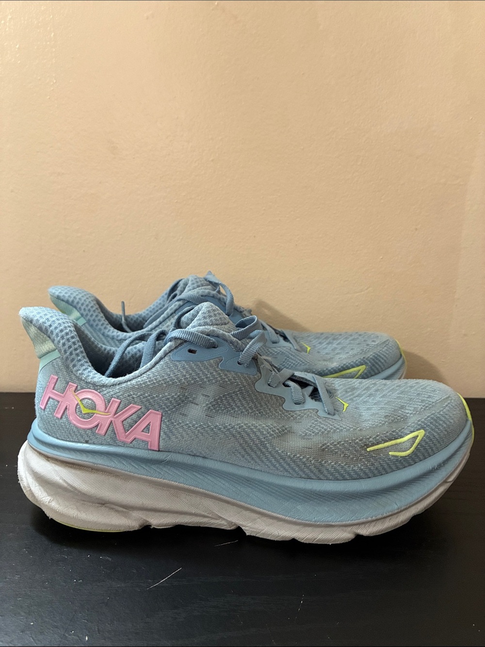 Hoka one W Clifton 9 blue size 8 very used